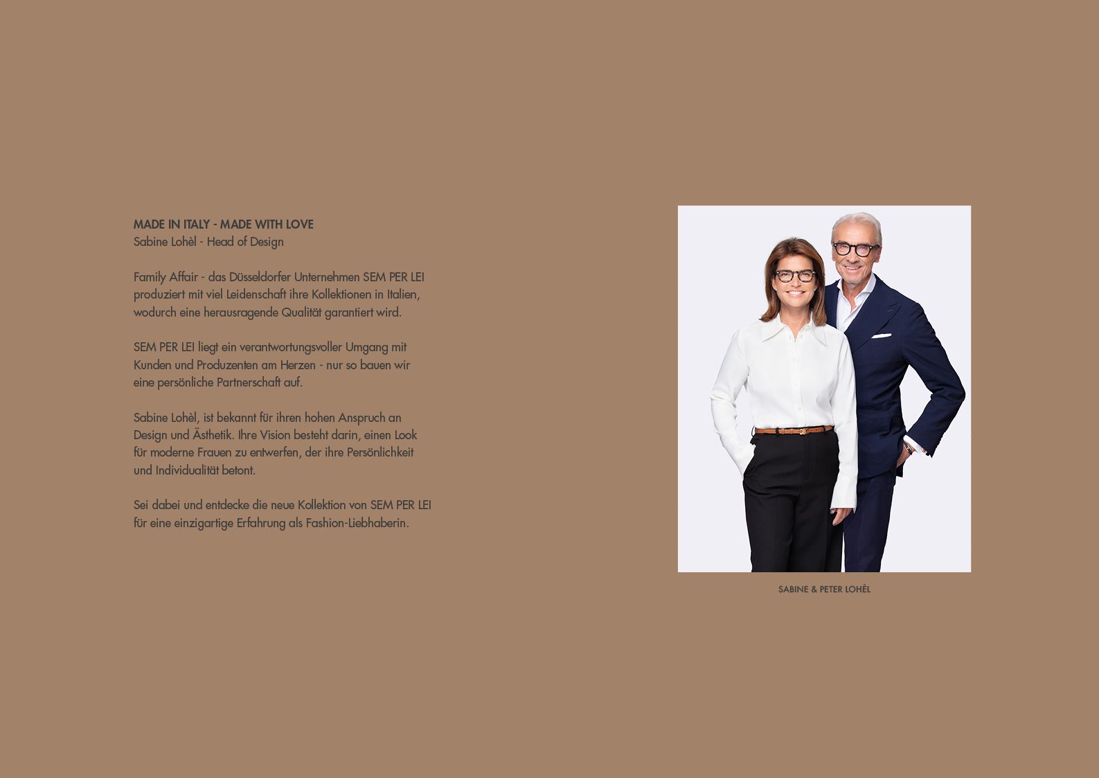 Zwei professionell lächelnde Personen in Businesskleidung vor neutralem Hintergrund.