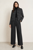 Schwarze Tweed-Jacke mit kurzen Ärmeln und zweireihigem Revers.