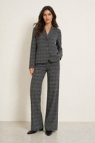 Elegante Damenhose mit graublauem Houndstooth-Muster, weit geschnitten und mit geradem Schnitt.