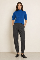 Blaues, kurzärmeliges Turtleneck mit Rippenoptik und kleinem Logo auf der linken Seite.