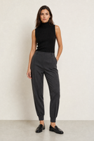 Schwarzes, hochgeschlossenes Turtleneck-Kleid mit glattem, dehnbarem Stoff.