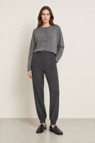 Grauer Cardigan mit Knopfleiste und kurzem Ärmel, bequem und elegant.