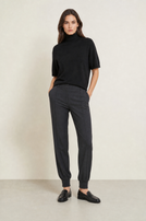 Schwarzes Turtleneck-Shirt mit kurzen Ärmeln, eng anliegend.