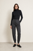 Dunkelgrauer, hochgeschlossener Turtleneck-Pullover mit langem Ärmel, eng anliegend.